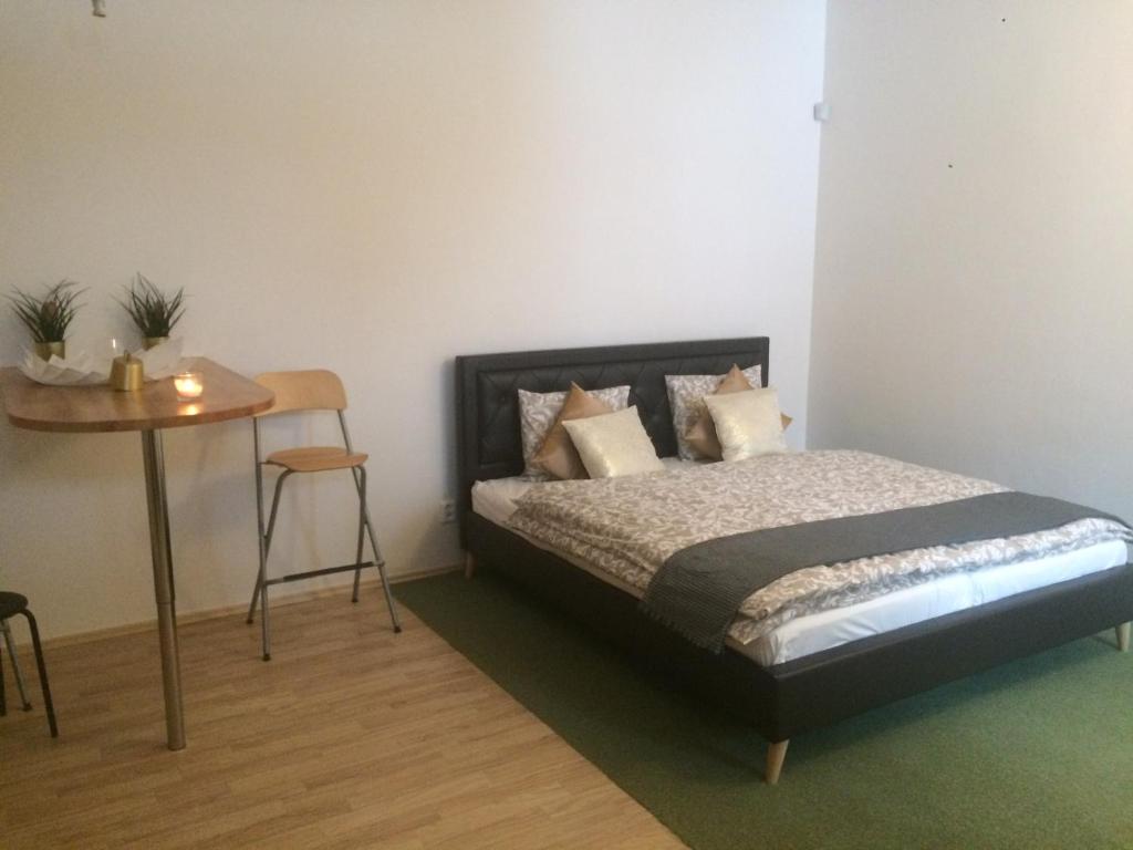 布尔诺Dragonfly的一间卧室配有一张床和一张桌子