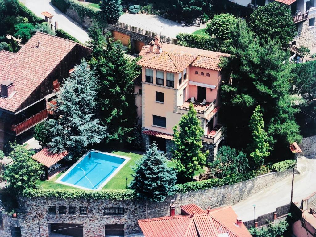 El FigaróCasa les Pomeretes的享有带游泳池的房屋的空中景致