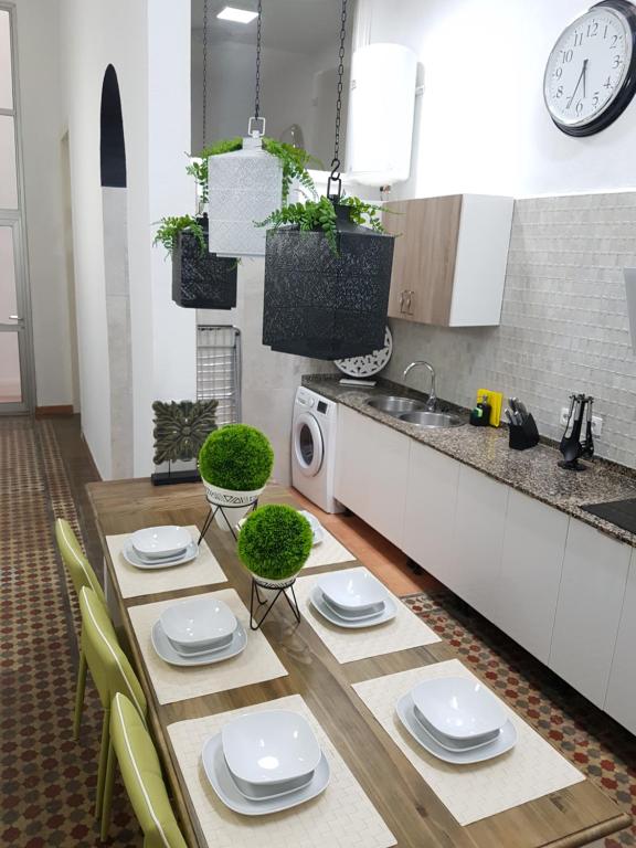 大加那利岛拉斯帕尔马斯Eva's Dream的厨房配有桌椅和水槽。