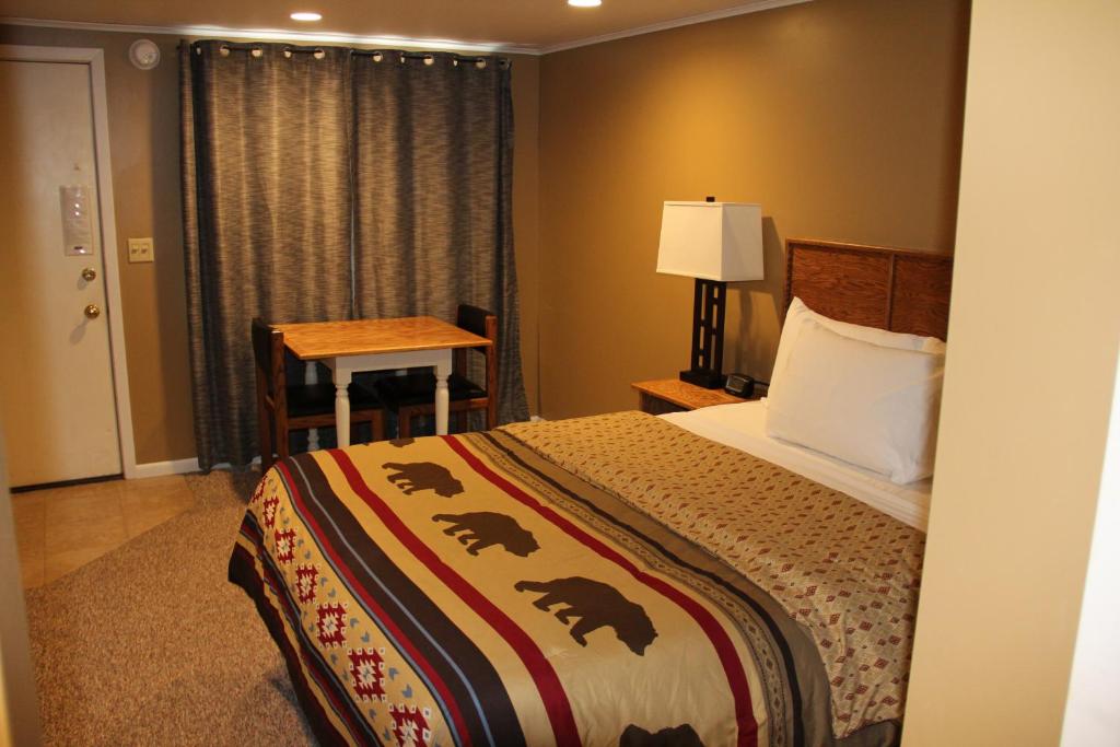 VirginiaLakeshor Motor Inn的酒店客房的床罩上摆放着熊的床