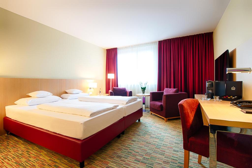 帕德博恩帕德博恩欢迎酒店的酒店客房配有两张床和一张书桌