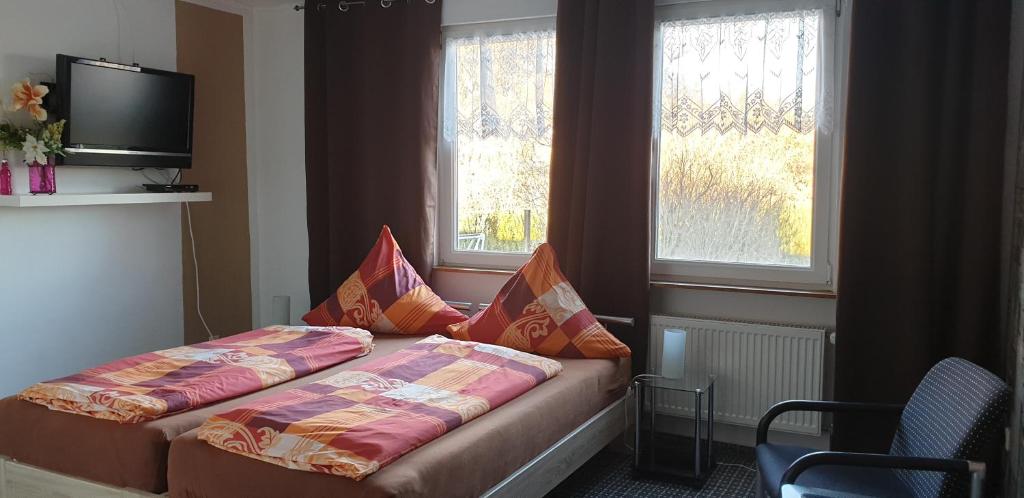 GotthunPension Garni Zur Schamper Mühle的一间卧室配有带枕头的床