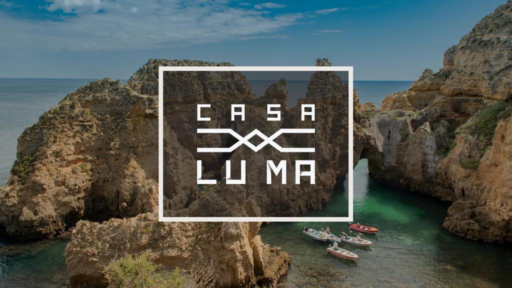 拉戈斯Casa Luma B&B的悬崖附近的水面上的一群船