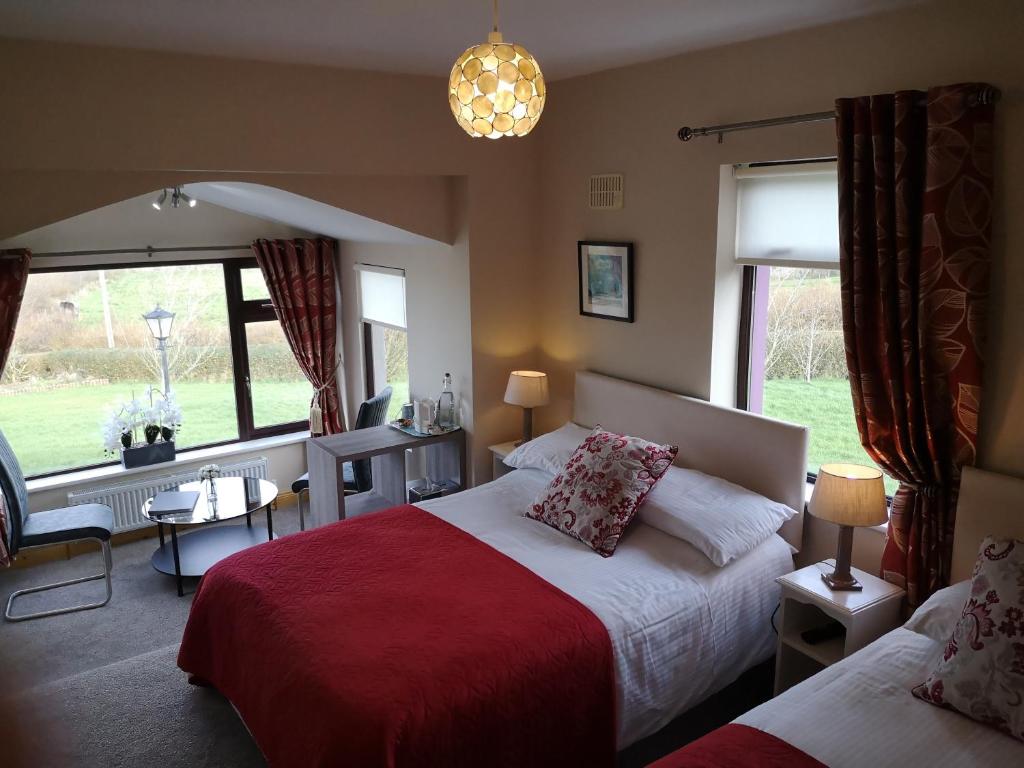 Grange爱德华山旅舍的一间卧室设有两张床和大窗户