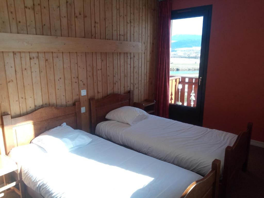 莫尔托艾斯佩斯莫图酒店的带窗户的客房内的两张床