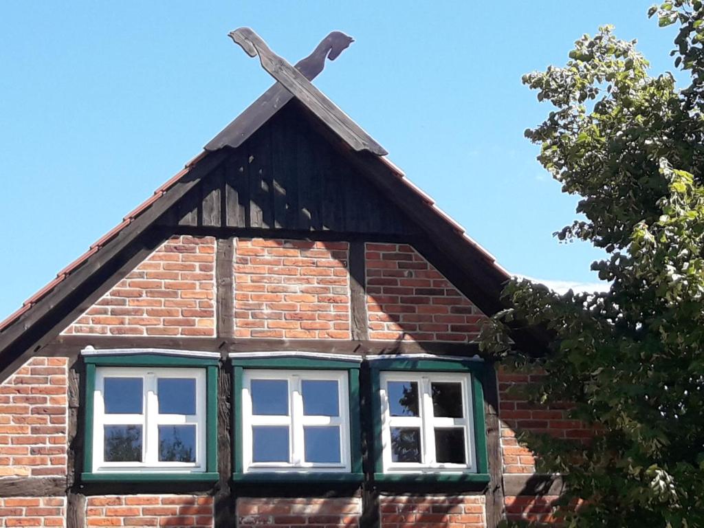PlattenburgPension up´n Dörp的砖砌建筑屋顶上的十字架