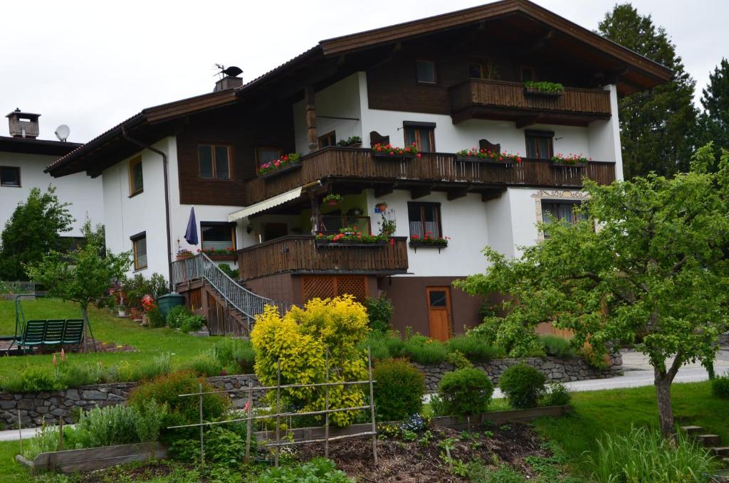 乌登斯Ferienwohnung Garber的带阳台的房子和前面的花园