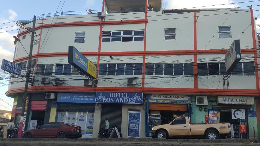 特古西加尔巴Hotel Los Andes Tegucigalpa的停在前面的一辆卡车的建筑