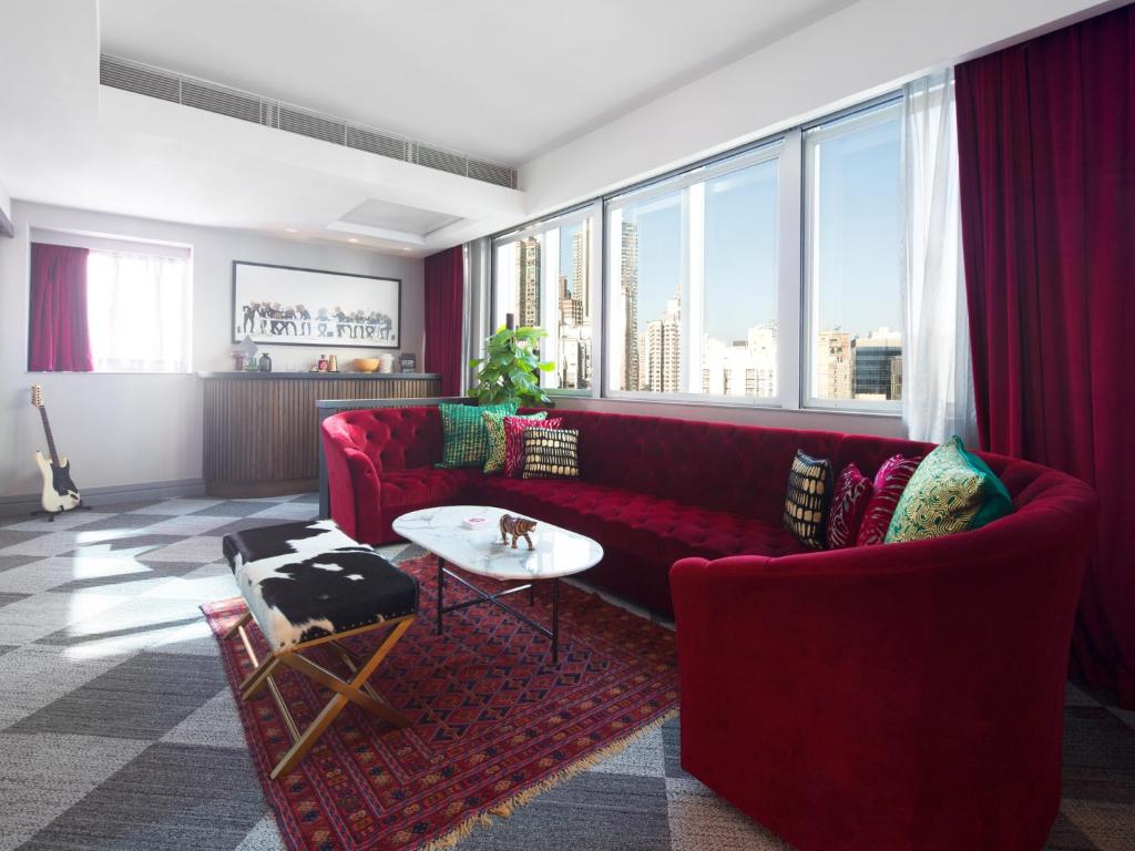 香港奥华·时尚精品酒店 - 中环的客厅配有红色的沙发和桌子