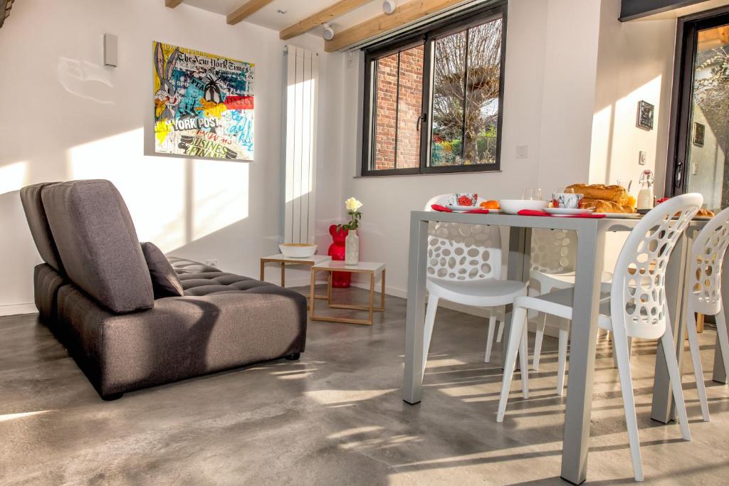 翁弗勒尔The Tiny House的客厅配有沙发和桌椅