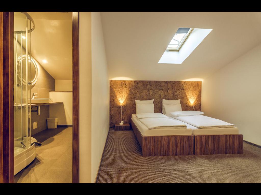 坎皮纳Pensiunea Oscar的一间卧室配有一张床,浴室设有淋浴。