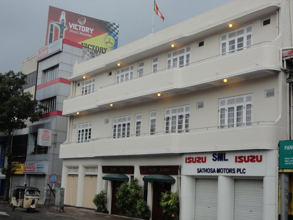 科伦坡夏利马尔酒店的城市街道上的白色建筑