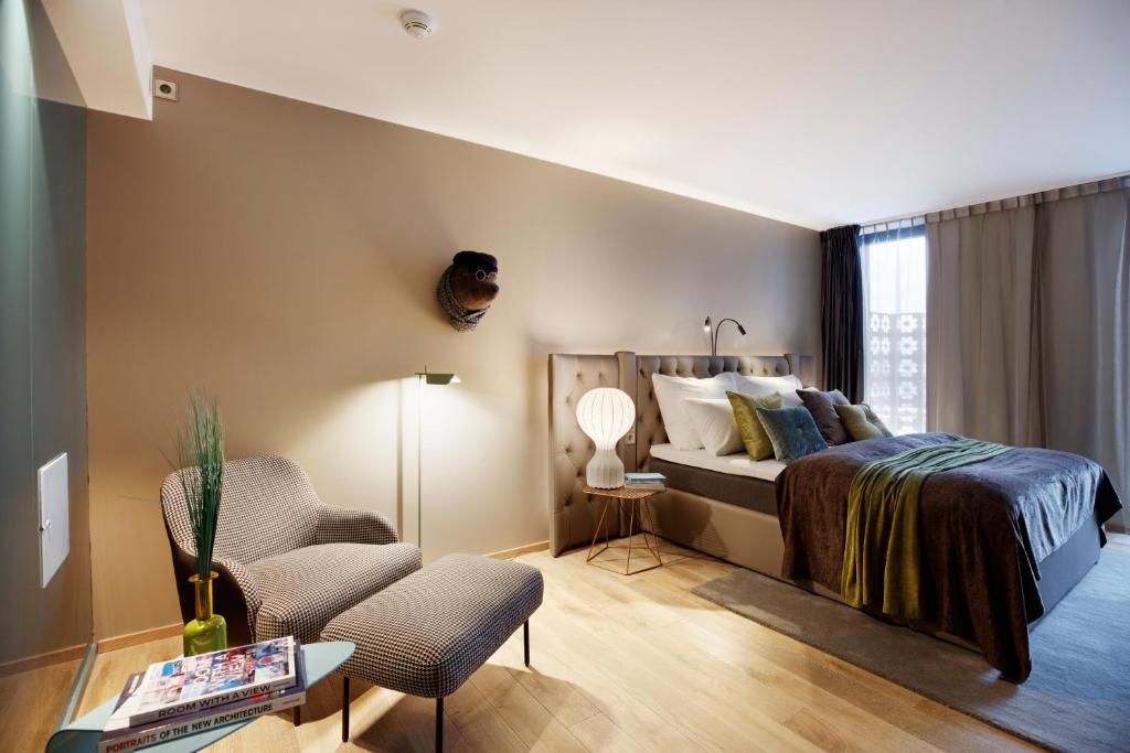 奥斯陆克拉丽奥中心酒店 的一间卧室配有一张床和一把椅子
