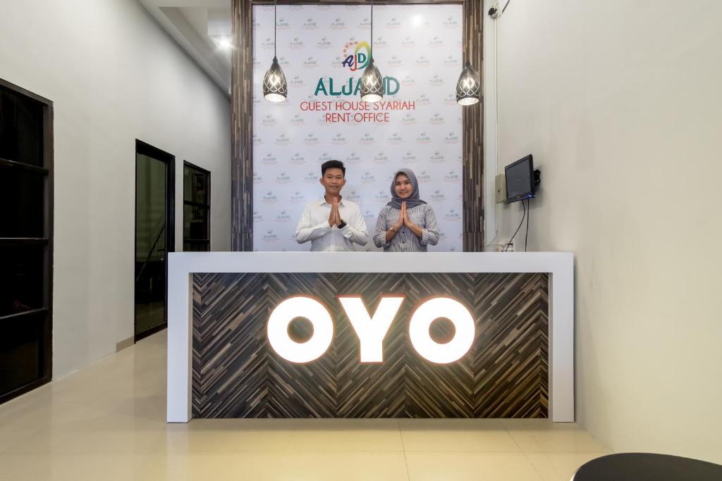 棉兰SUPER OYO 456 Aljadid Guest House Syariah的大堂的一间商店的标志