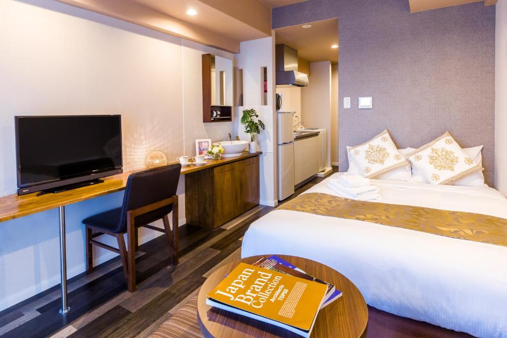 那霸特斯布盖瓦金桥先生公寓式酒店的配有一张床和一张书桌的酒店客房