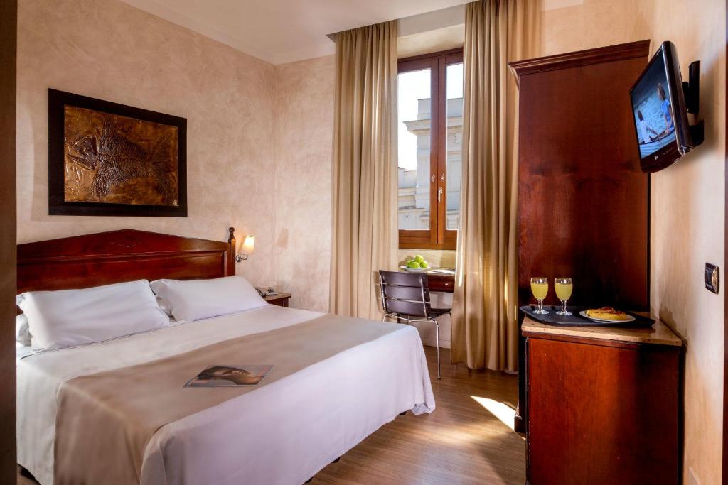 罗马旧金山酒店的酒店客房,配有床和电视