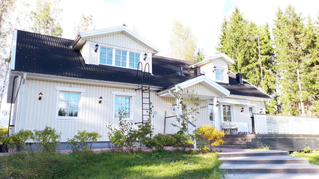 波尔沃Expe Finland的黑色屋顶的白色房子