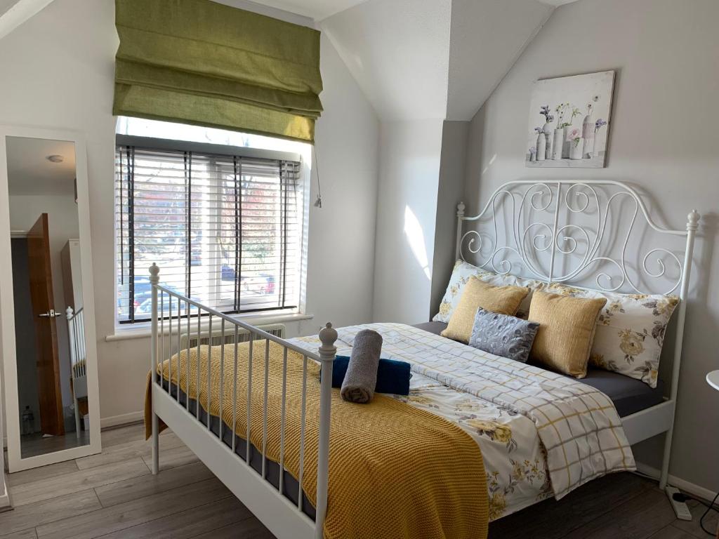 凯特林Eskdaill Place Apartment的一间卧室设有一张床和一个窗口