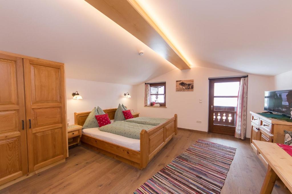 瓦尔赫湖Hagerhof的一间卧室配有一张床和一台电视。