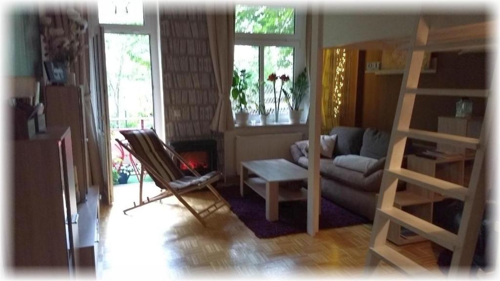 莱比锡Mitten in Leipzig Wohnung 1的客厅配有沙发和椅子