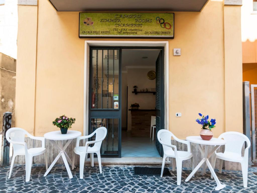 内图诺La Casa degli Artisti 1的大楼前的2张桌子和椅子