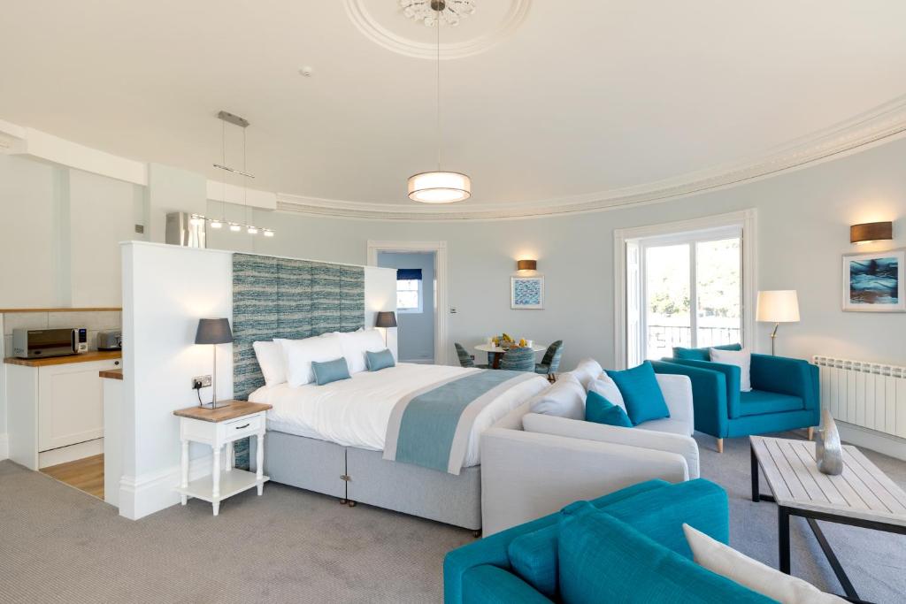 基督城Sandhills Apartments, Mudeford的一间卧室设有一张床和一间客厅。