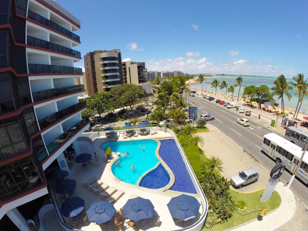 马塞约马塞约玛尔酒店的享有带游泳池的度假村的空中景致