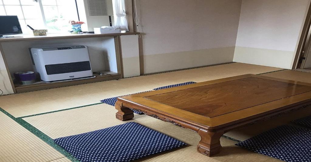 妙高Myoko - Hotel / Vacation STAY 17055的咖啡桌坐在房间的地板上
