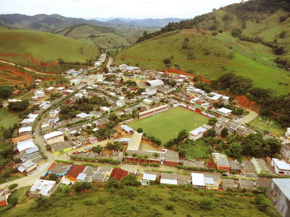 Antônio PradoCasinhas no Interior de MG的山间村庄的空中景观