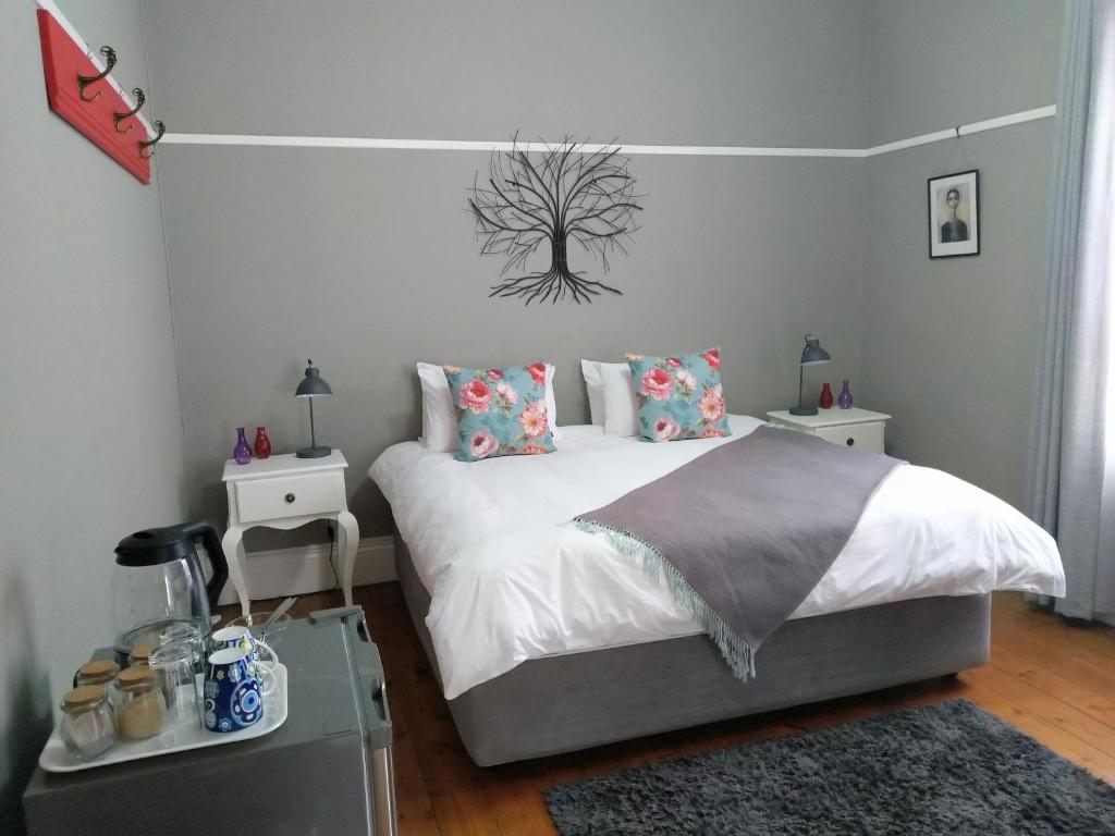 彼得马里茨堡Casa Mia的卧室配有一张床铺,墙上挂着一棵树