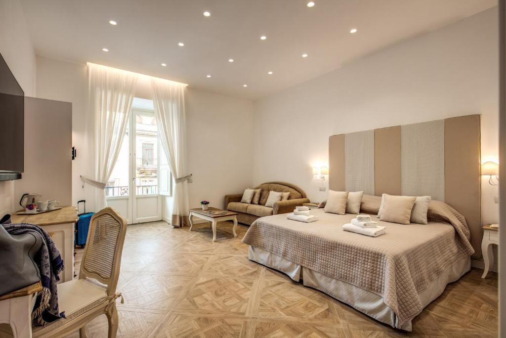 索伦托Sorrento Square Suites的酒店客房,配有床和沙发