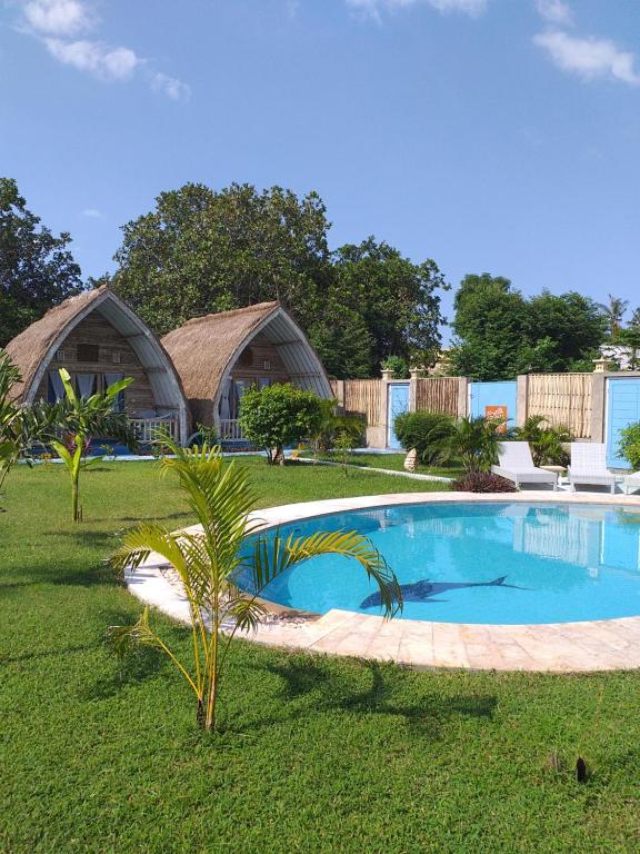 吉利阿尔Casa Azzurra的一个带2间小屋的庭院内的游泳池