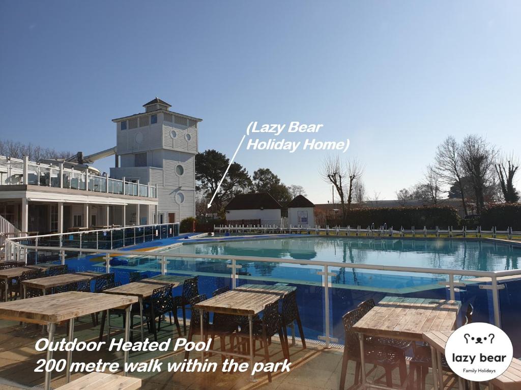 浦耳Lazy Bear, 25 Arne View的公园内的室外温水游泳池距离度假屋有1米步行路程。