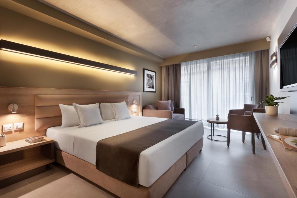 埃尔哥茨拉Azur Hotel by ST Hotels的酒店客房设有一张大床和一张书桌。