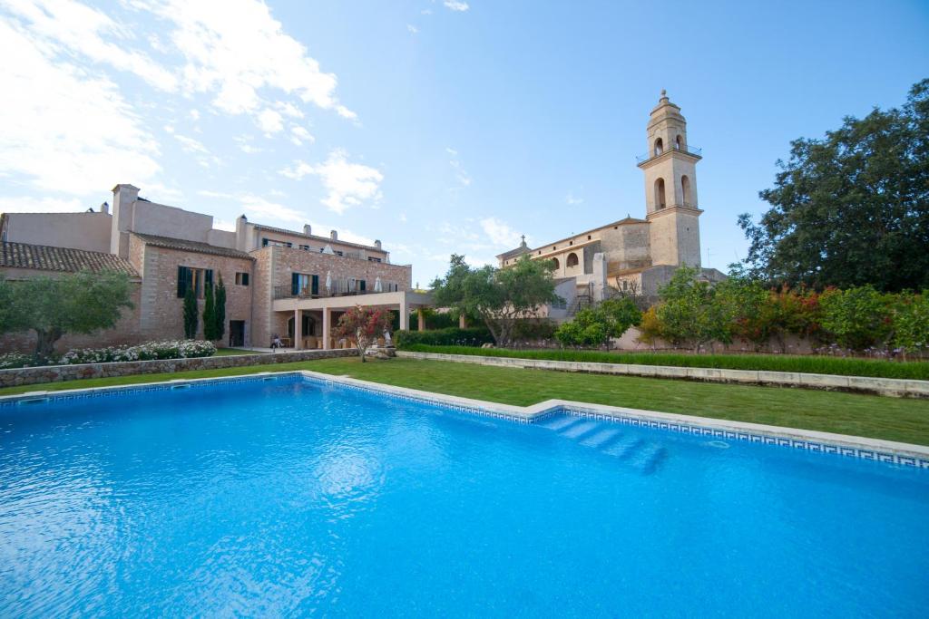 塞萨利内斯坎波尼科酒店的大楼前的大型蓝色游泳池