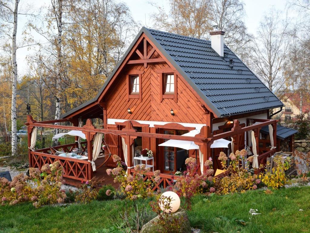 普热谢卡Domek w Karkonoszach的一座大型木房子,设有黑色屋顶