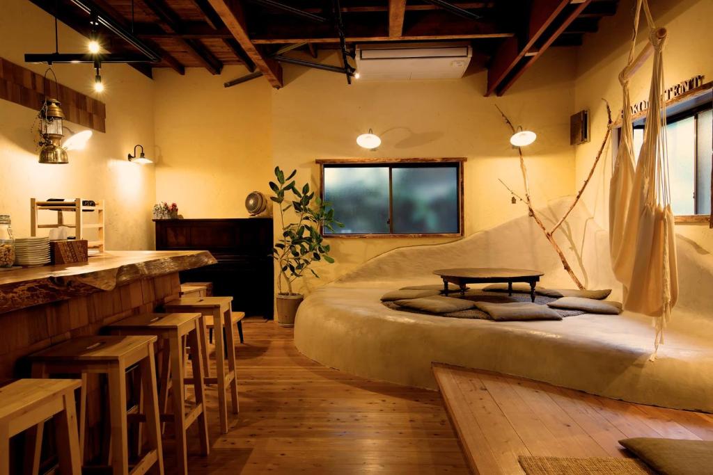 箱根箱根帐篷温泉旅馆的配有一张床和一张桌子及椅子的房间