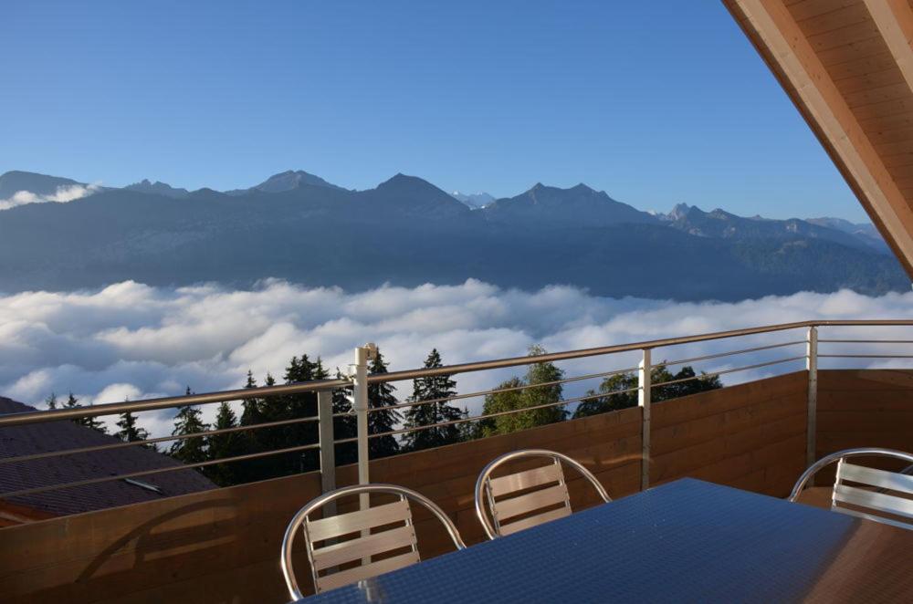 贝阿滕贝格Alpenparadies的山景阳台上的桌椅