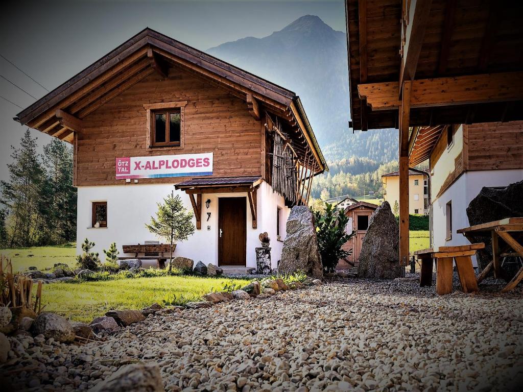 绍滕斯X-Alp Lodges的一座带有卡兰博斯读物标志的建筑