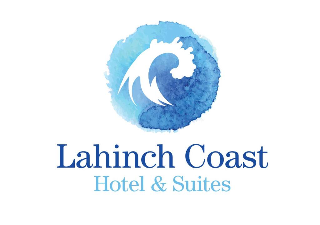 拉辛赫Lahinch Coast Hotel and Suites的酒店和套房的波浪标志