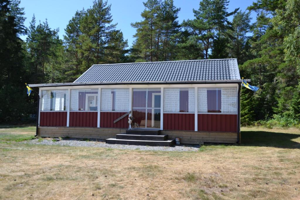 赛夫勒Värmlandsnäs Valdersrud Stenröse的一间红色和白色的小房子