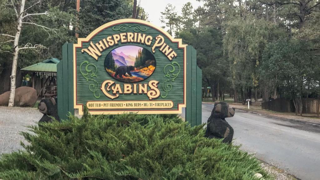 Whispering Pine Cabins的证书、奖牌、标识或其他文件