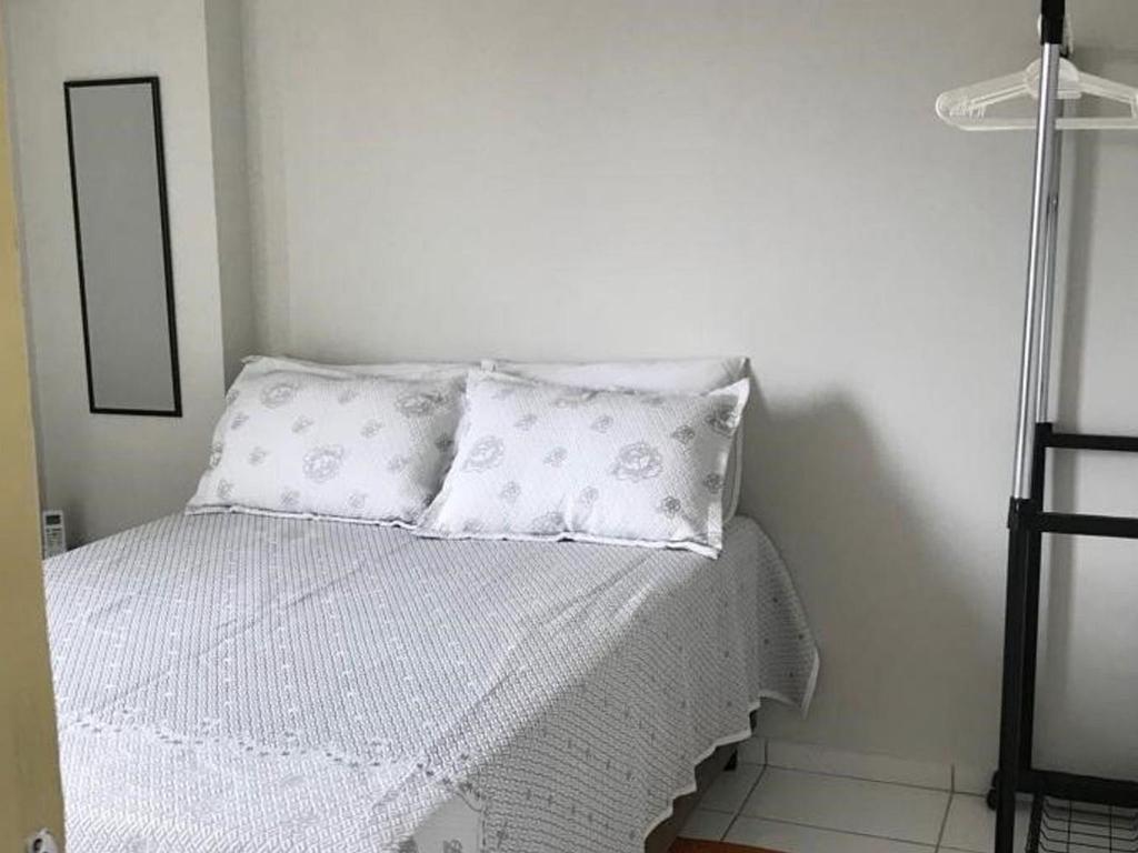 累西腓Kitnet na Boa Vista, Recife - 1203的客房内的白色床和白色枕头