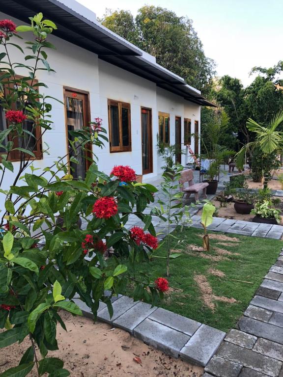 美奈Bí Homestay的前面有红花的房子