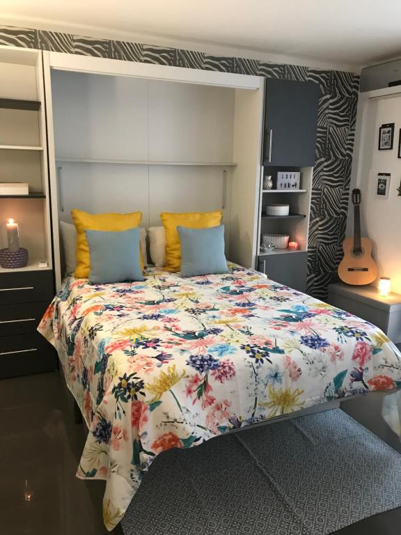 博索莱伊République n°1的一间卧室配有一张带花卉床罩的床