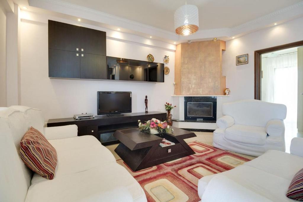 弗洛伊塔Villa Natali的客厅配有2张白色沙发和电视