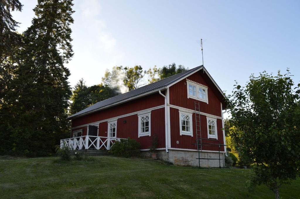 PerniöLeipyölin tila的红谷仓,位于郁郁葱葱的绿色田野上