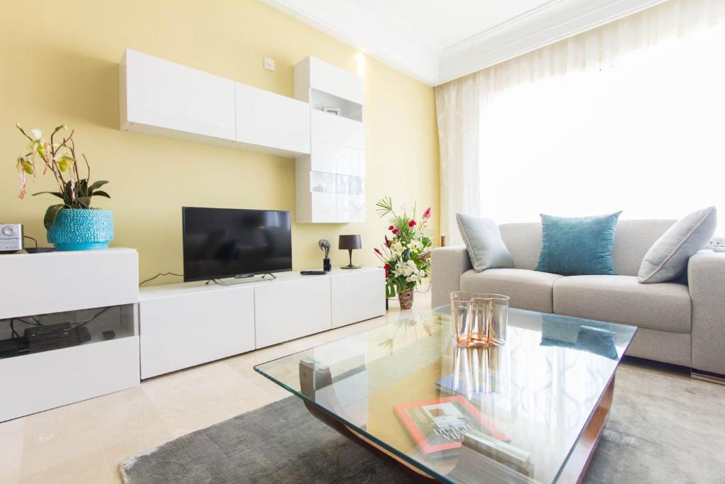 卡萨布兰卡Luxurious apartment, European Quality的带沙发和电视的客厅