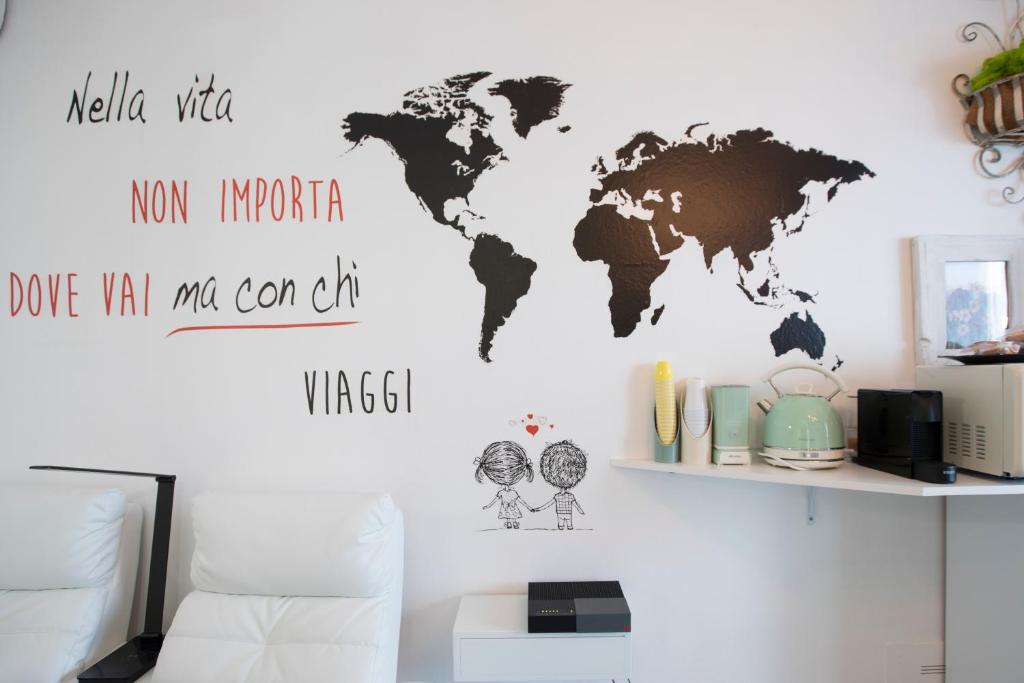皮亚琴察Come sentirsi a casa的客厅里的世界地图墙贴纸