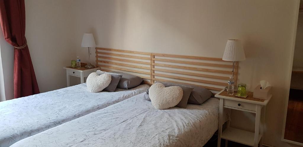 圣塞瓦斯蒂安La casa de Maria的一间卧室配有两张带枕头的床。